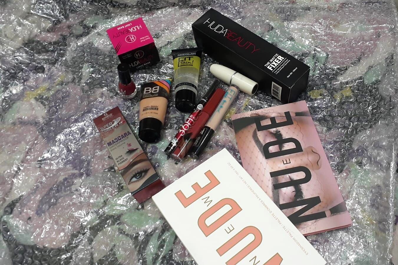 MK Signature Everyday Glam Kit bundle of makeup essentials